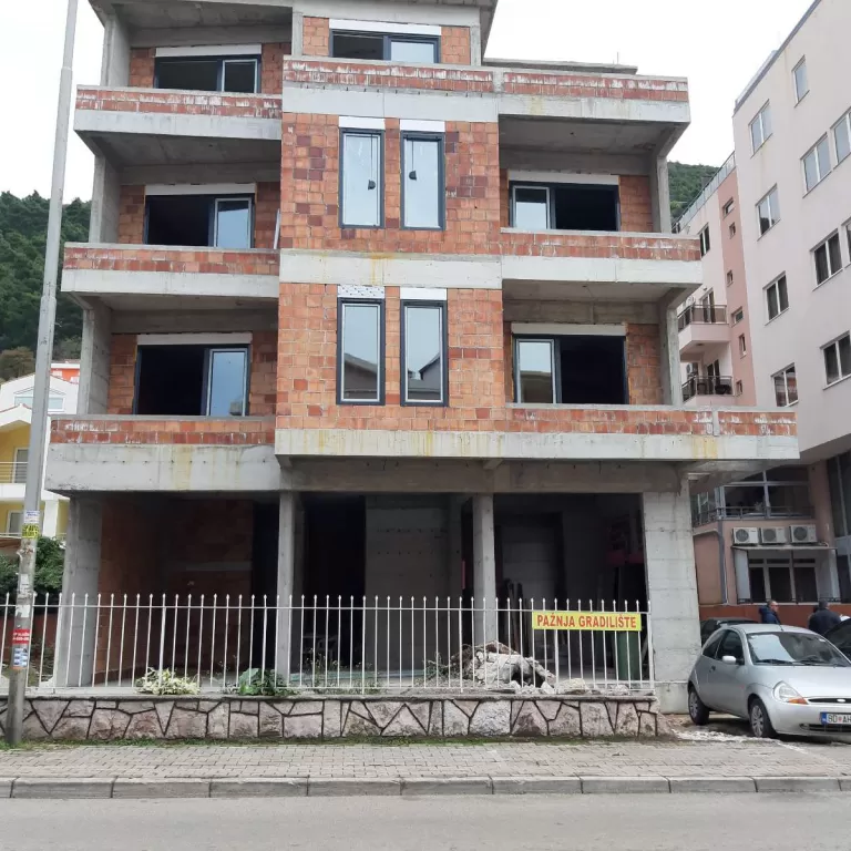 Poslovni prostor je rasporedjen na  prizemlju