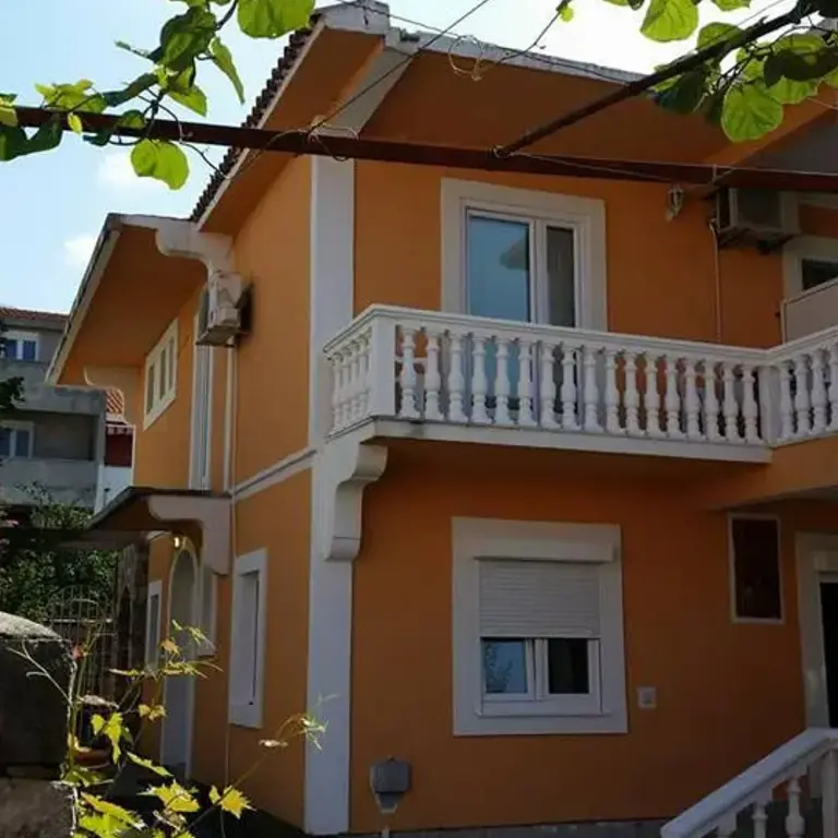 Sama kuca raspolaze povrsinom od 500m2