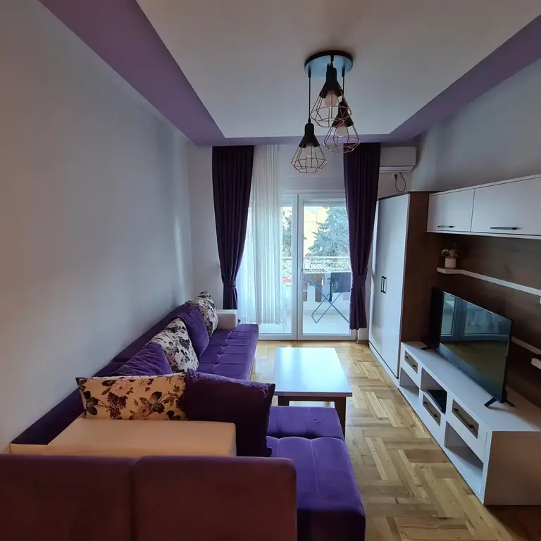 Dnevni boravak posjeduje izlaz na terasu