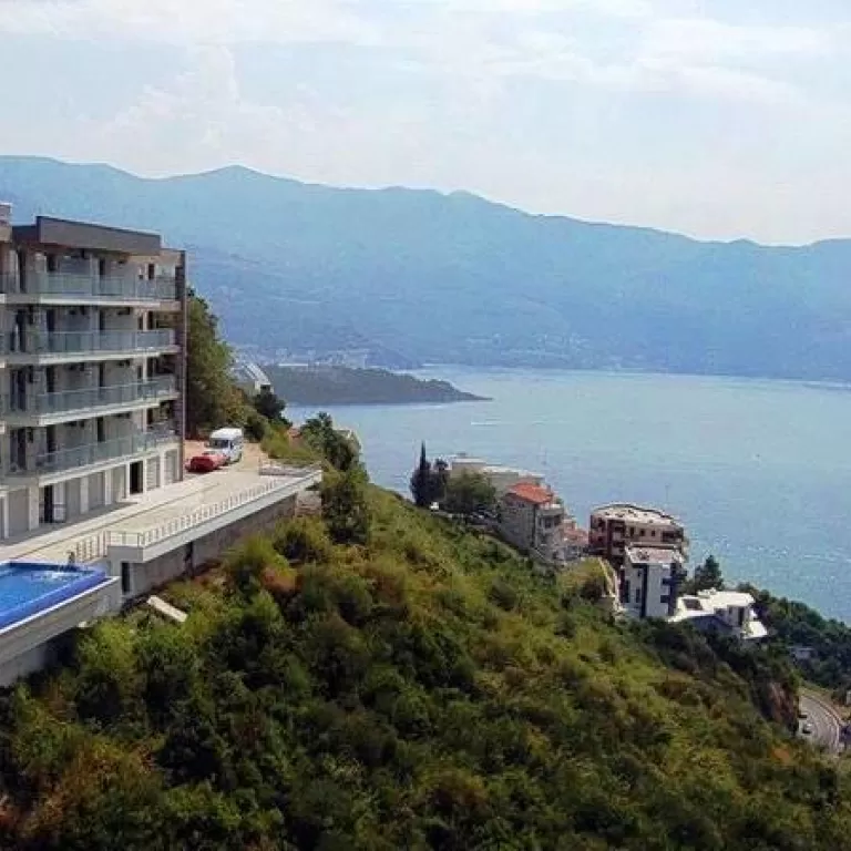 Nalaze se u podrucju gdje su smjestene ekskluzivne vile i apartmani kao i buduci golf tereni