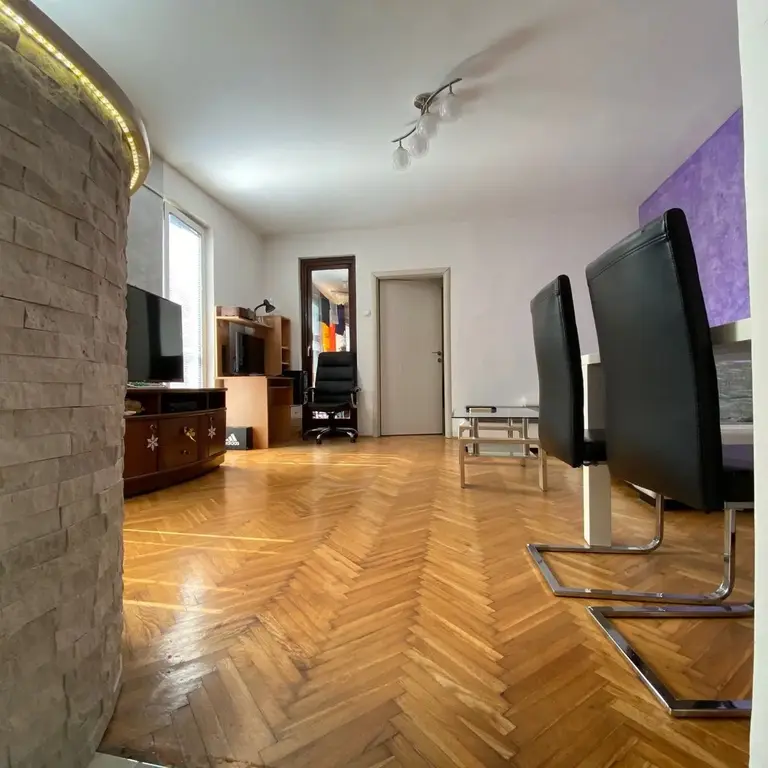 Dnevni boravak posmatrano iz kuhinje