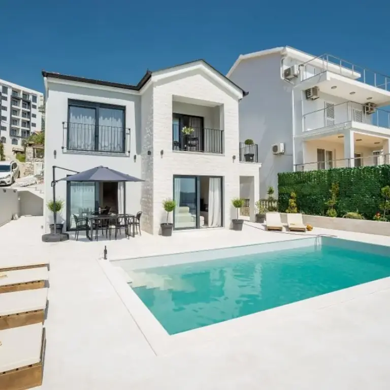 Vila posjeduje bazen