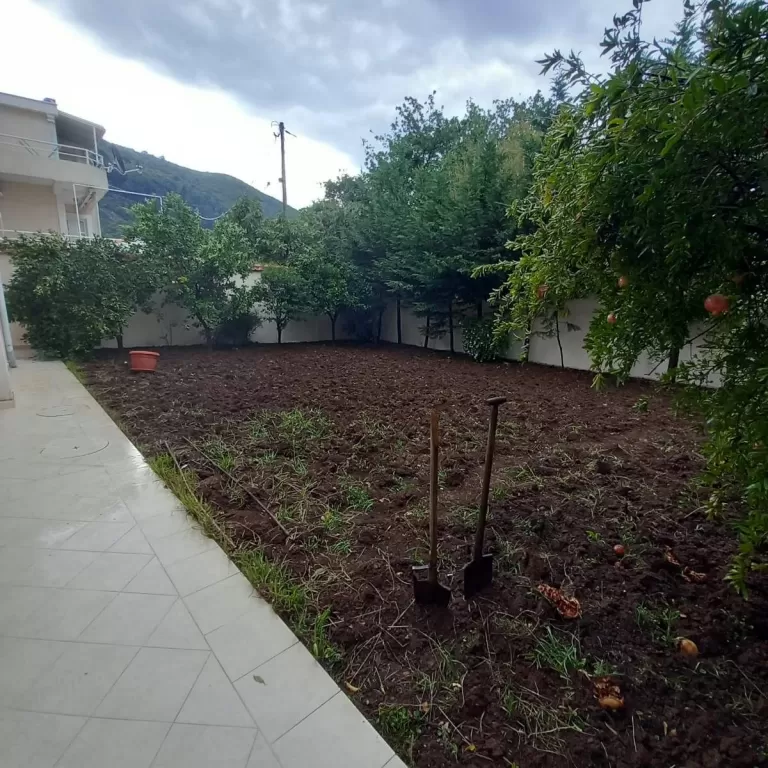 Kuca posjeduje dvoriste povrsine 330m2