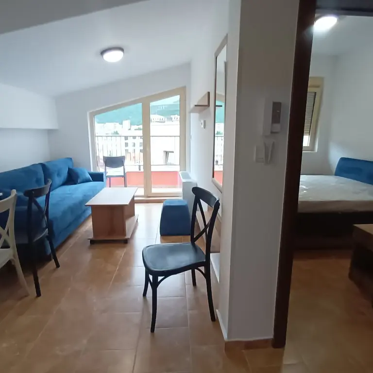 Iz hodnika desno se ulazi u spavacu sobu,dok se lijevo nalazi dnevni boravak