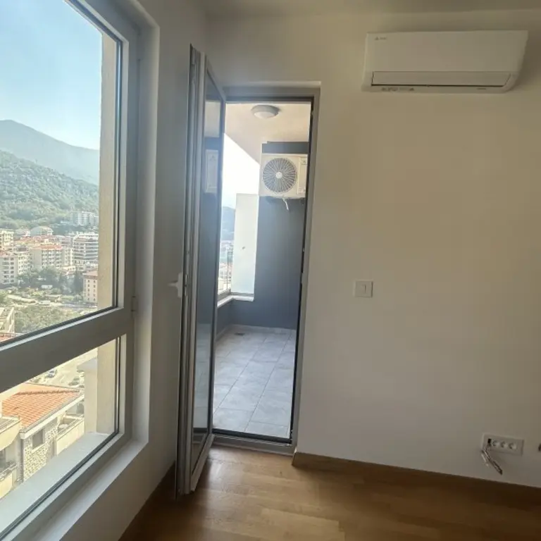 Dnevni boravak kao i dnevna soba posjeduje izlaz na terasu