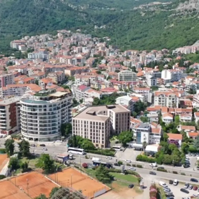 Objekat se nalazi u blizini teniskih terena