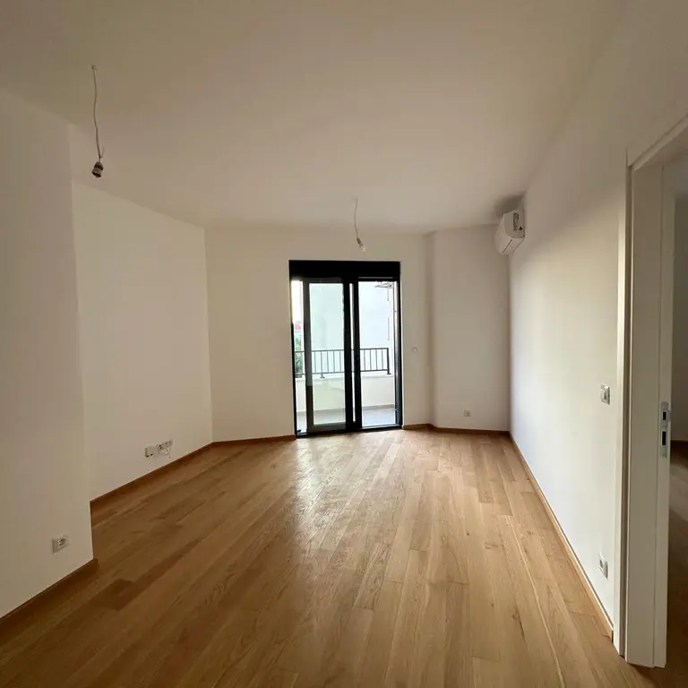 Dnevni boravak posmatrano iz kuhinje