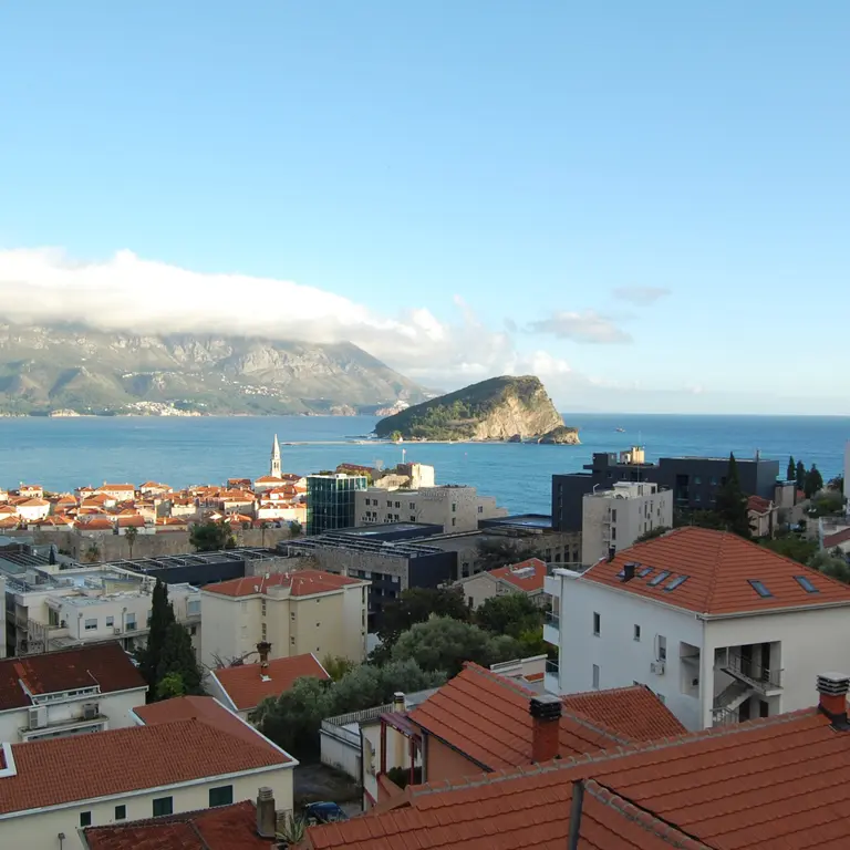 Stan posjeduje panoramski pogled na more i ostrvo Sveti Nikola