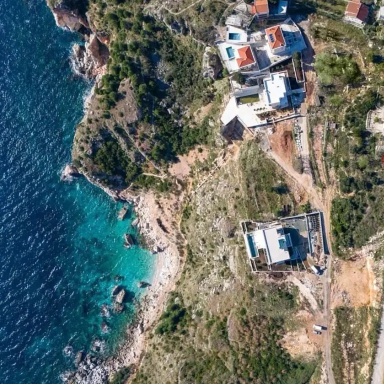 Zemljiste je urbanizovano i nalazi se na samoj obali mora