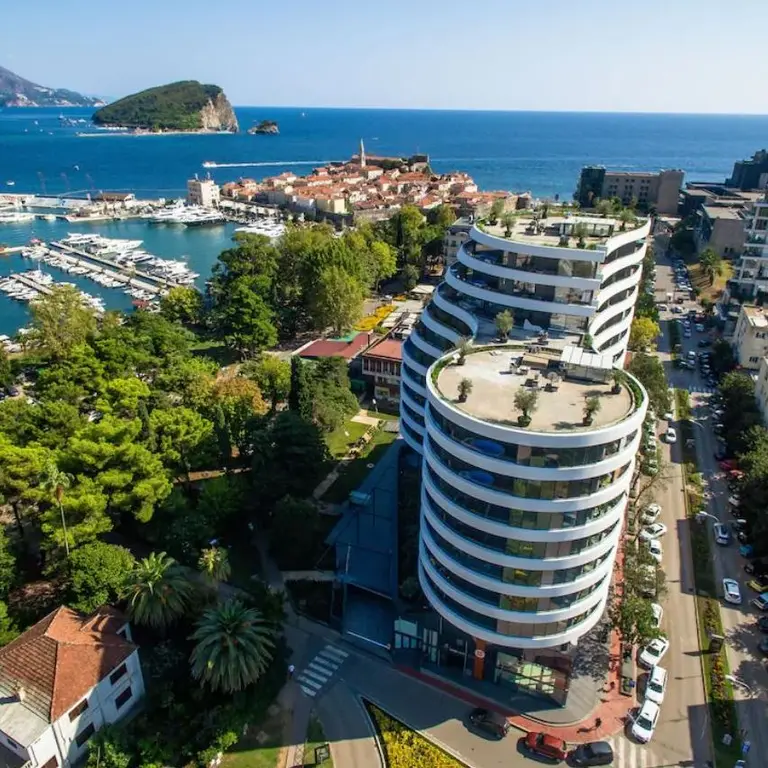 Stan se nalazi u Mediteranskoj ulici koja vodi prema Starom gradu