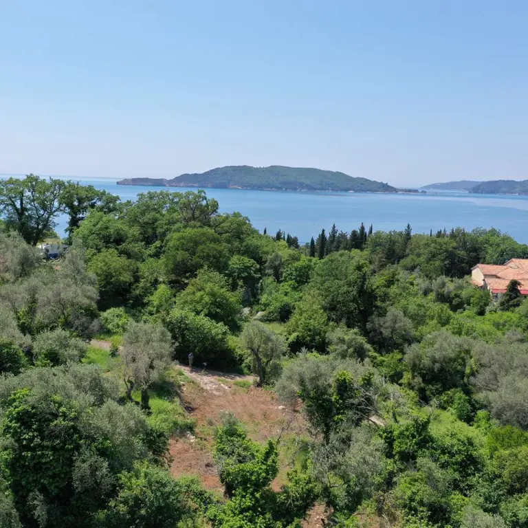 Na njemu je dozvoljena izgradnja dvije vile od po  144m2 brutto