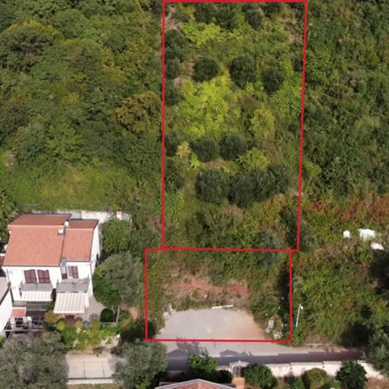 Pravilnog je oblika i sastoji se od tri urbanisticke parcele
