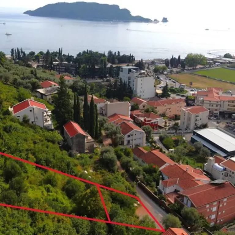 Zemljiste zbog svog polozaja posjeduje pogled na more