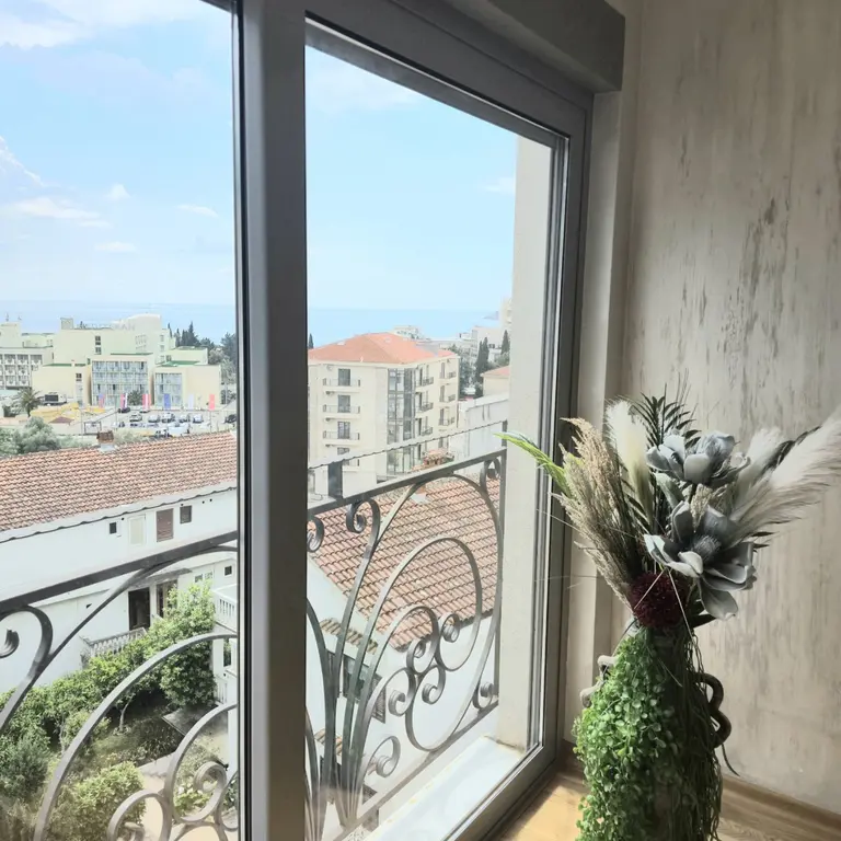 Stan iz svake prostorije posjeduje pogled na more