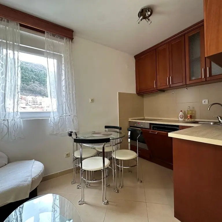 Kuhinja sa trpezarijom