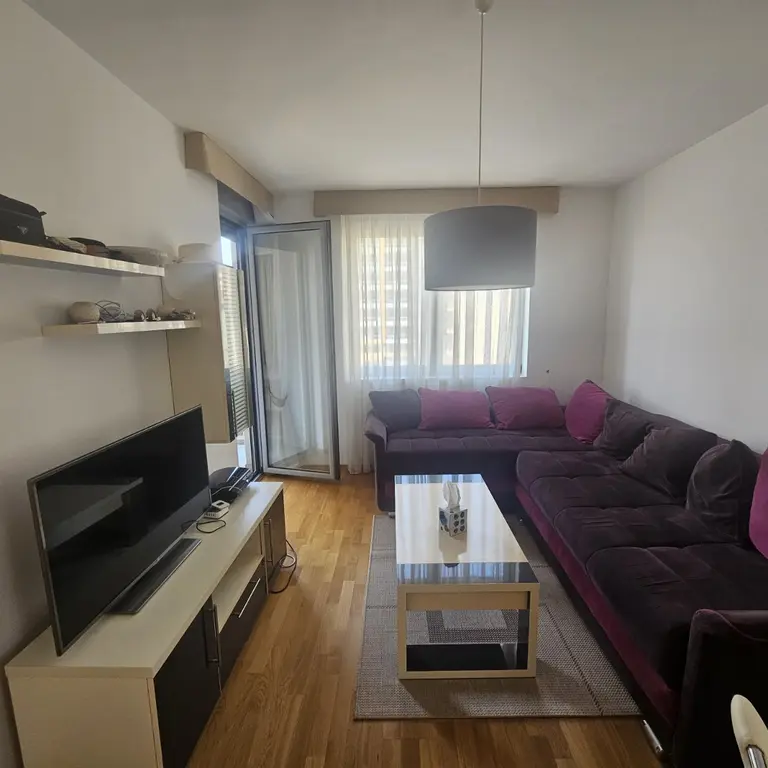 Dnevni boravak posmatrano iz kuhinje
