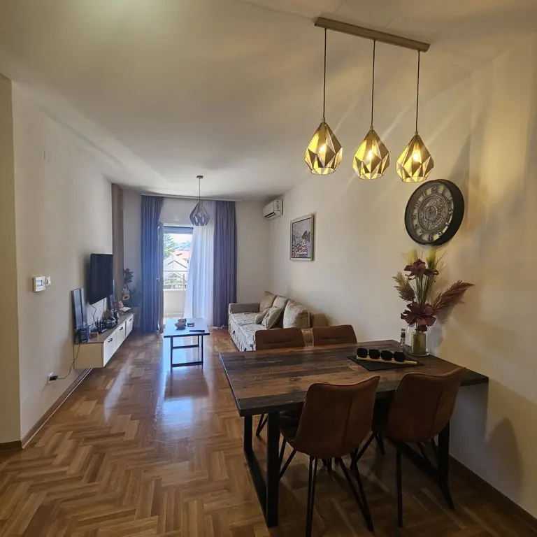 Dnevni boravak posmatrano iz kuhinje