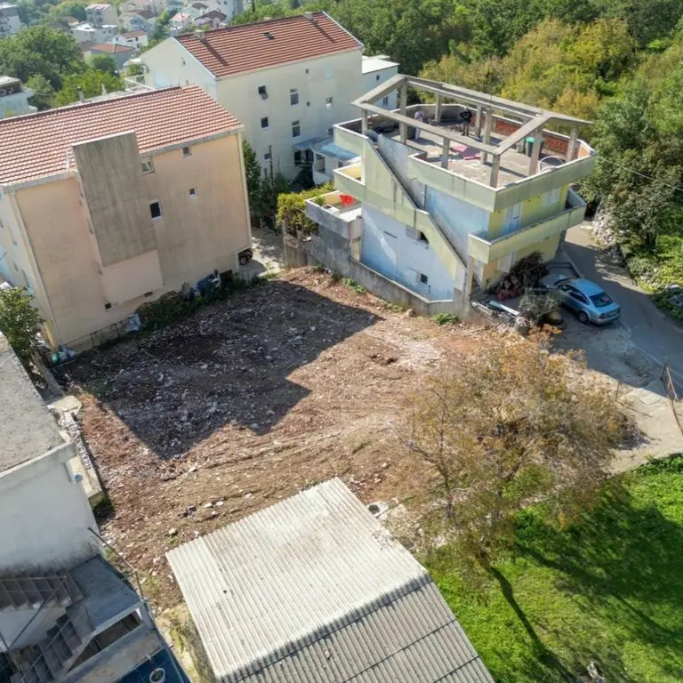 Zemljiste zauzima povrsinu od 500m2 