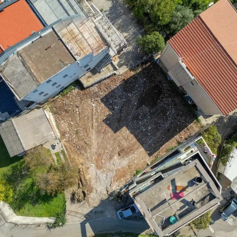 Na njemu postoji mogucnost  izgradnje objekta spratnosti G+P+2S
