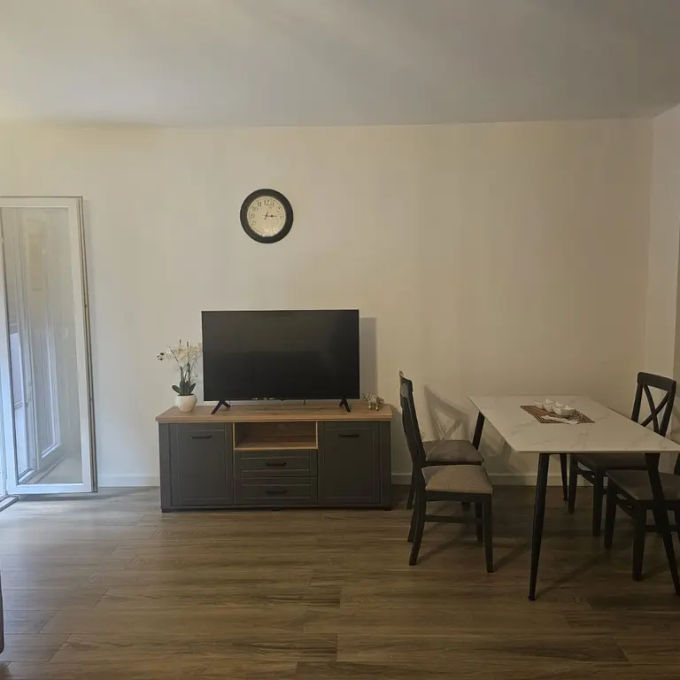 Dio dnevnog boravka sa trpezarijom