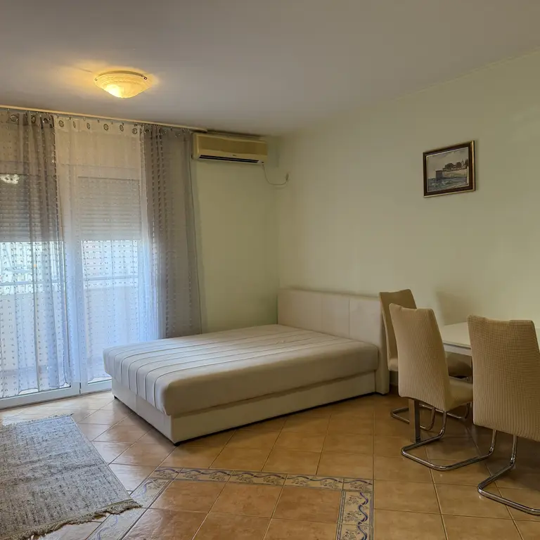 U sklopu dnevnog boravka se nalazi i spavaci dio