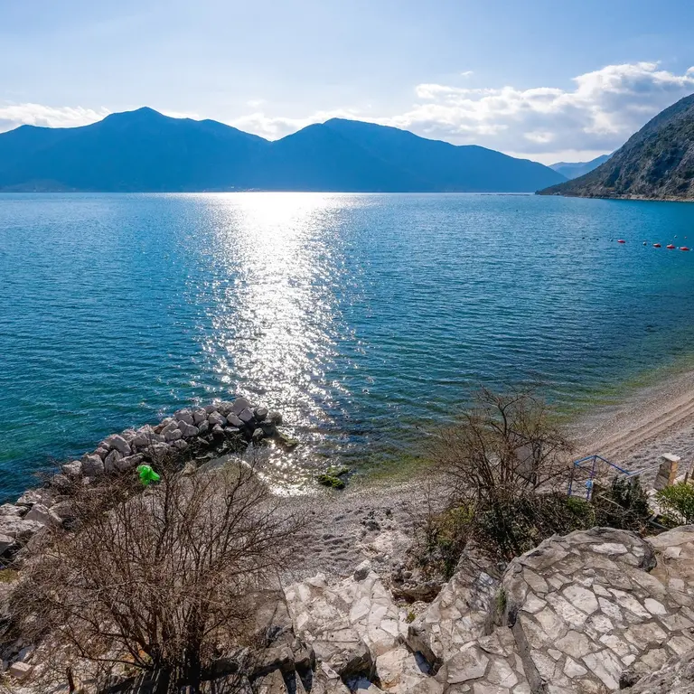 Nalazi se na samoj obali mora