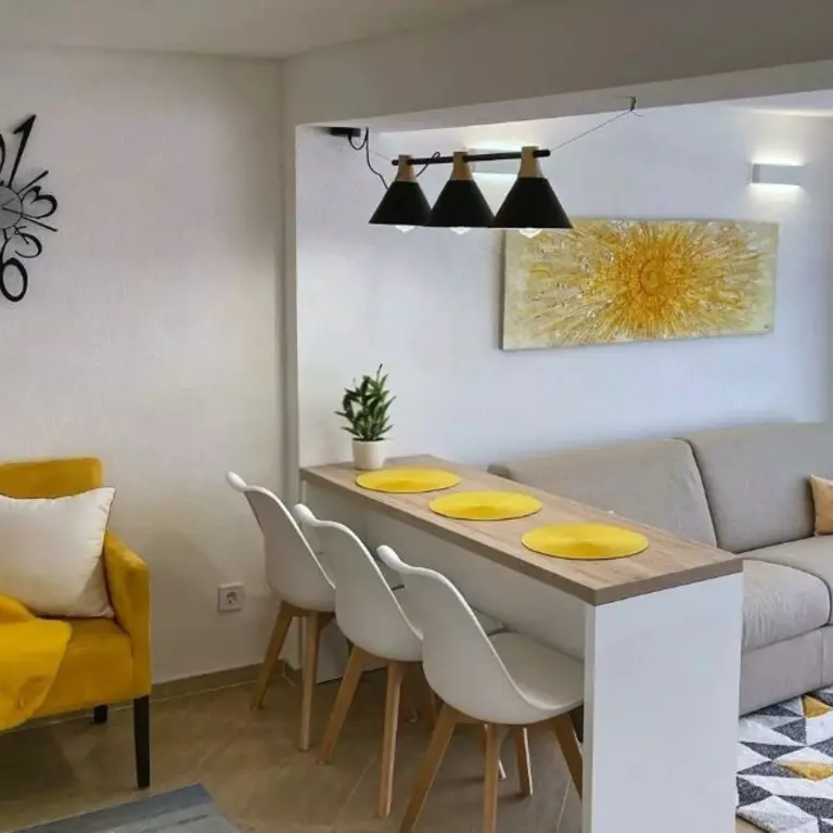 Dnevni boravak sa kuhinjom i trpezarijom u jednom od apartmana