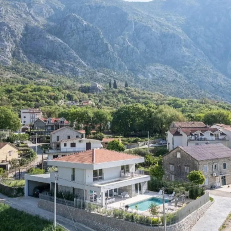 Nalazi se u naselju koje jepod zastitom UNESKO-a