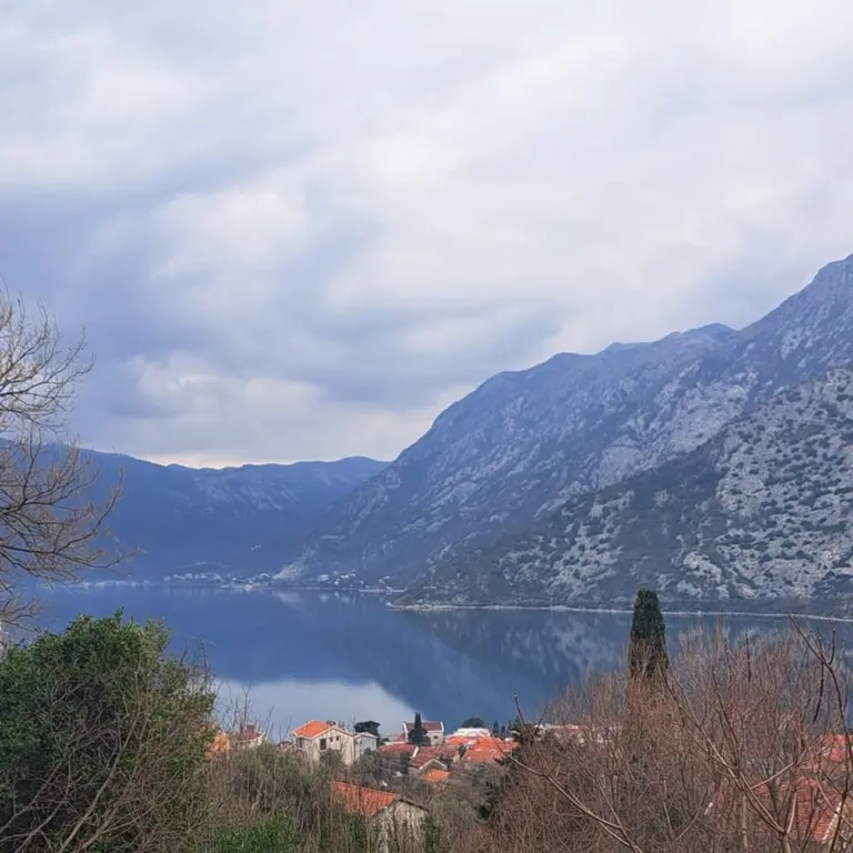 Sa placa se pruza prelijep pogled na more