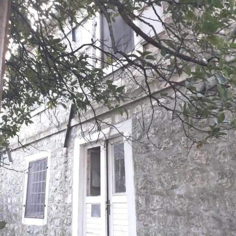 Na zemljistu se nalazi kamena kuca 