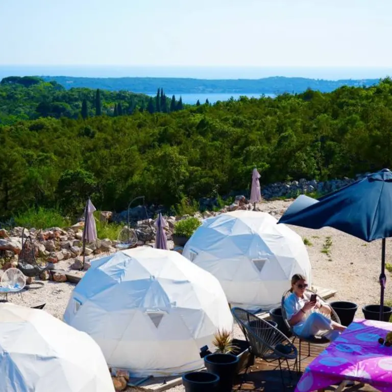 U dvoristu kuce senalazi pet glamping kucica povrsine od po 20m2