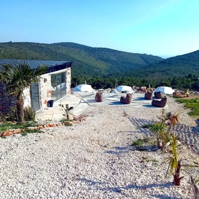 Nalazi se na zemljistu povrsine 2000m2