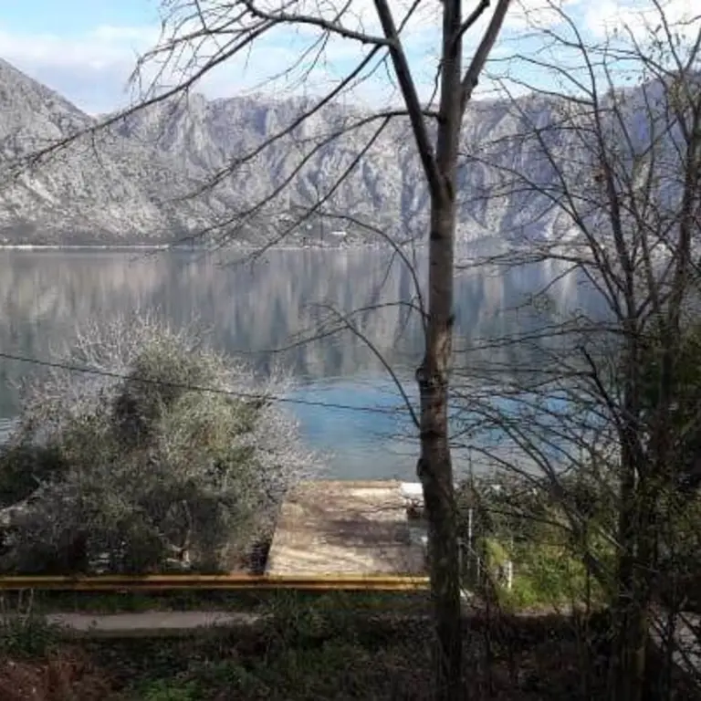 Zemljiste se nalazi na prvoj liniji do mora