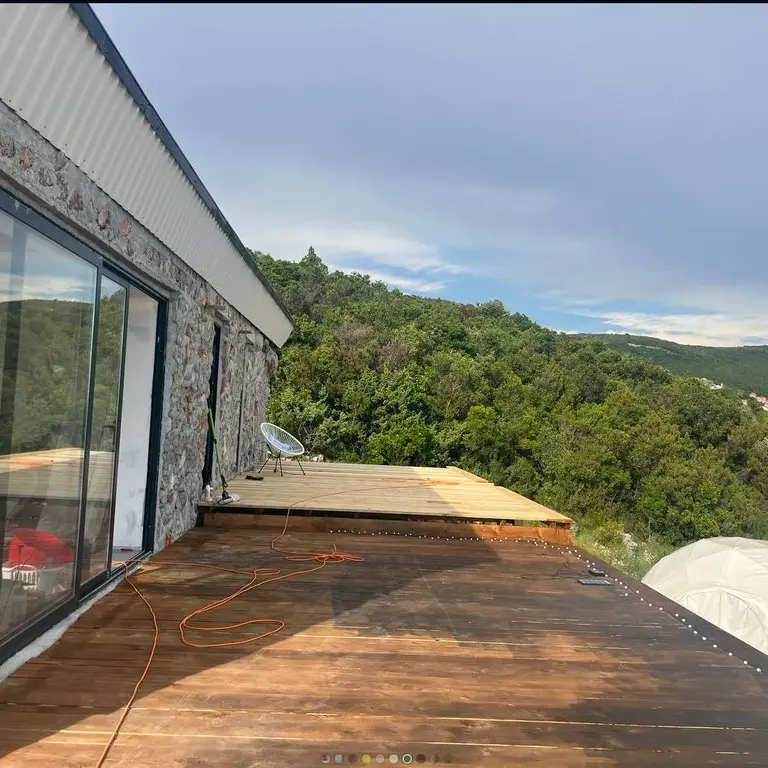 Vila posjeduje veliku pergolu povrsine 40m2