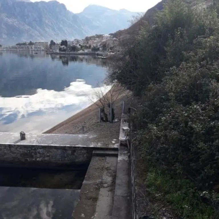 Zemljiste posjeduje direktan izlaz na more u sirini 65 metara