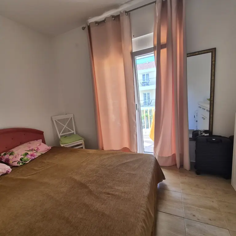 Spavaca soba posmatrano sa ulaznih vrata