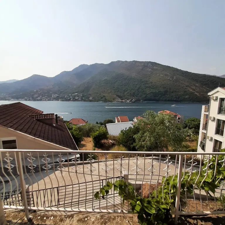 Kuca sa svake etaze posjeduje pogled na more