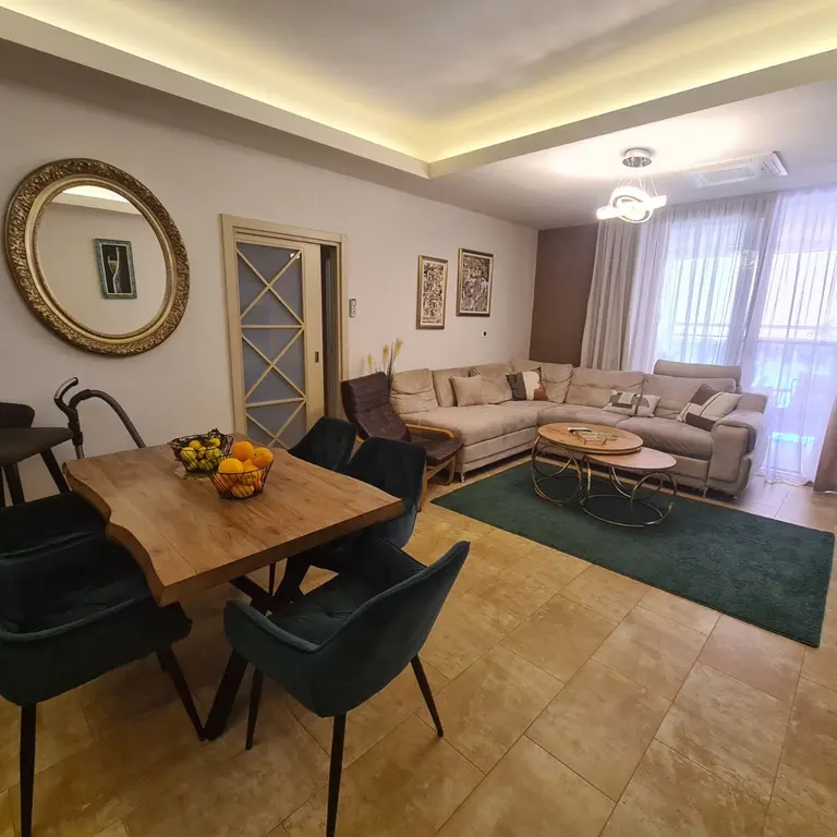 Dnevni boravak posmatrano sa ulaznih vrata