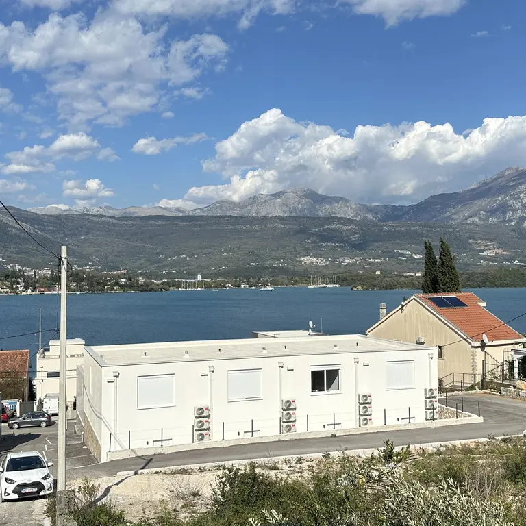 Kuca posjeduje otvoren pogled na more