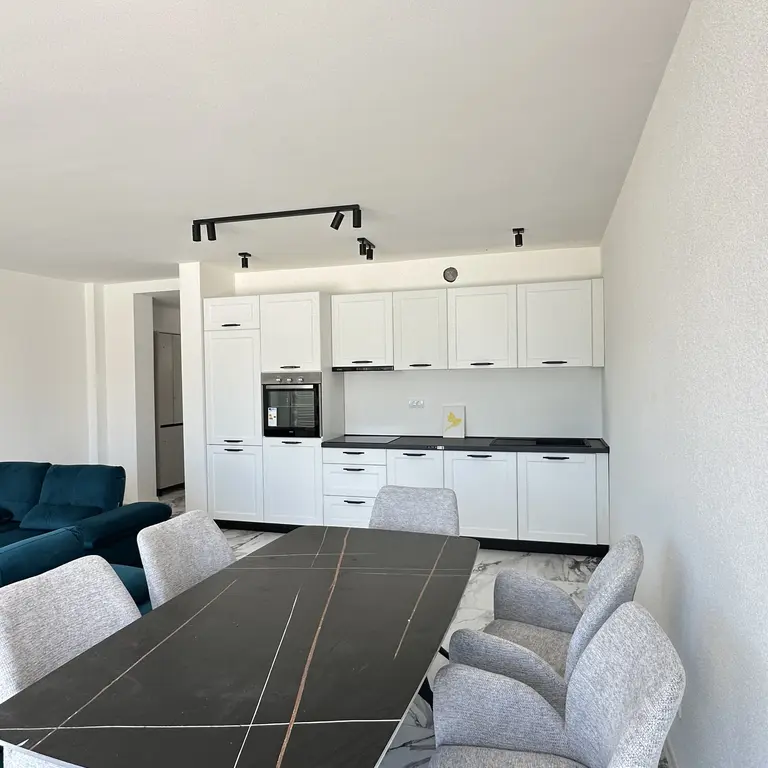 Dnevni boravak sa kuhinjom i trpezarijom