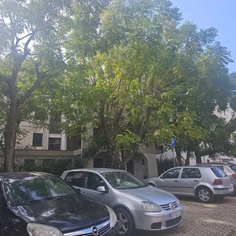 Stan se nalazi u blizini stare osnovne skole