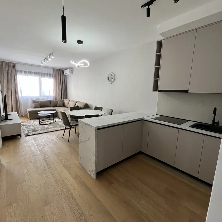 Dnevni boravak sa kuhinjom i trpezarijom