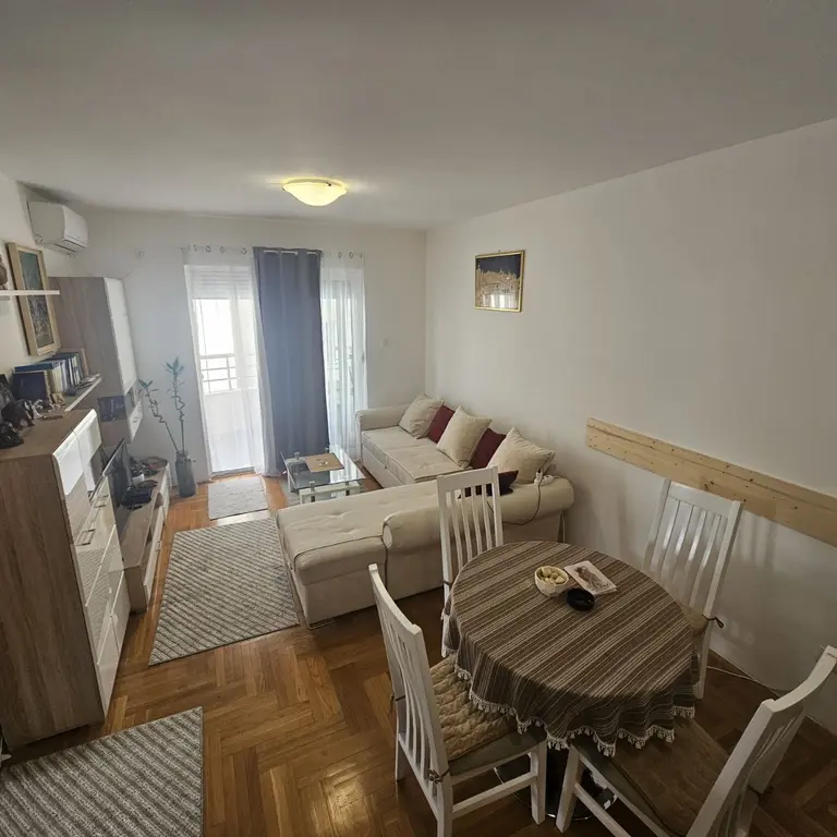 Dnevni boravak sa trpezarijom posmatrano iz kuhinje