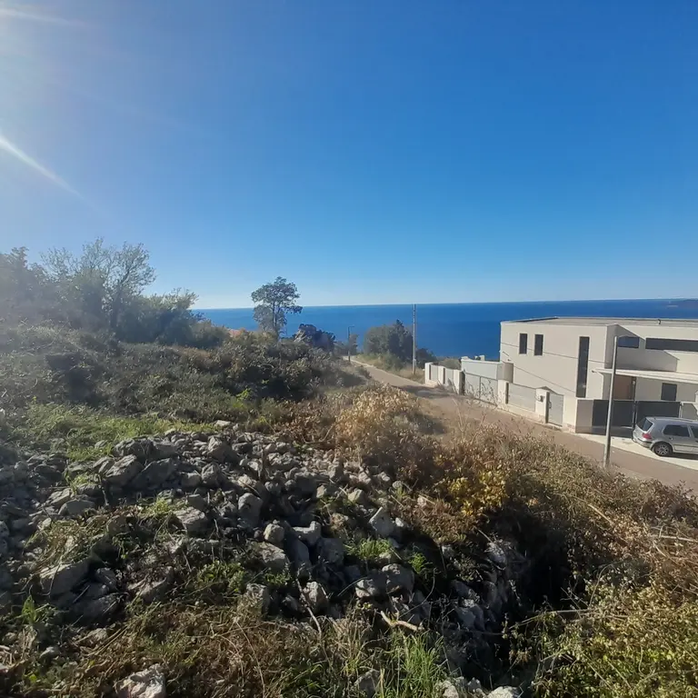 Zemljiste zauzima povrsinu od 2195m2