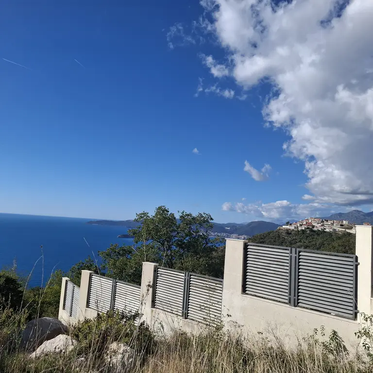 Nalazi se na oko 4km udaljenosti od Svetog Stefana