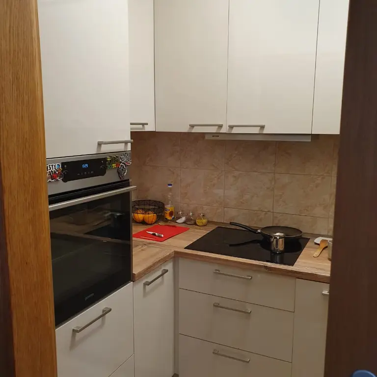 Kuhinja je u potpunosti odvojena od dnevnog boravka