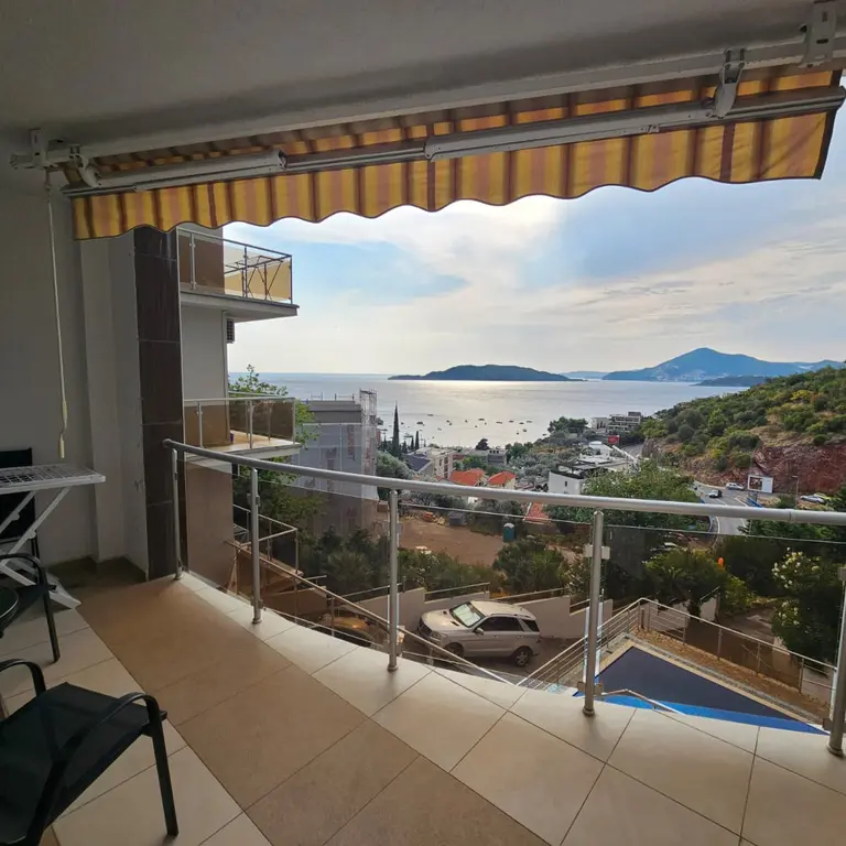 Terasa sa koje se pruza pogled na more