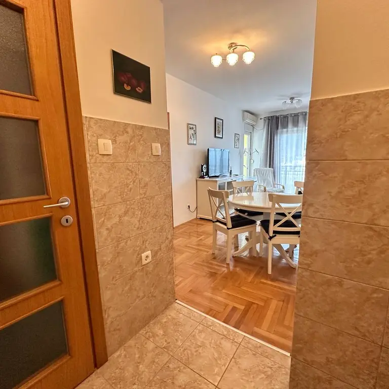 Kuhinja je odvojena od dnevnog boravka