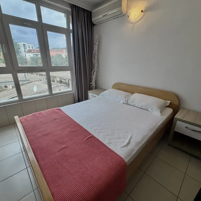 Dio dnevnog boravkau kom se nalazi bracni krevet