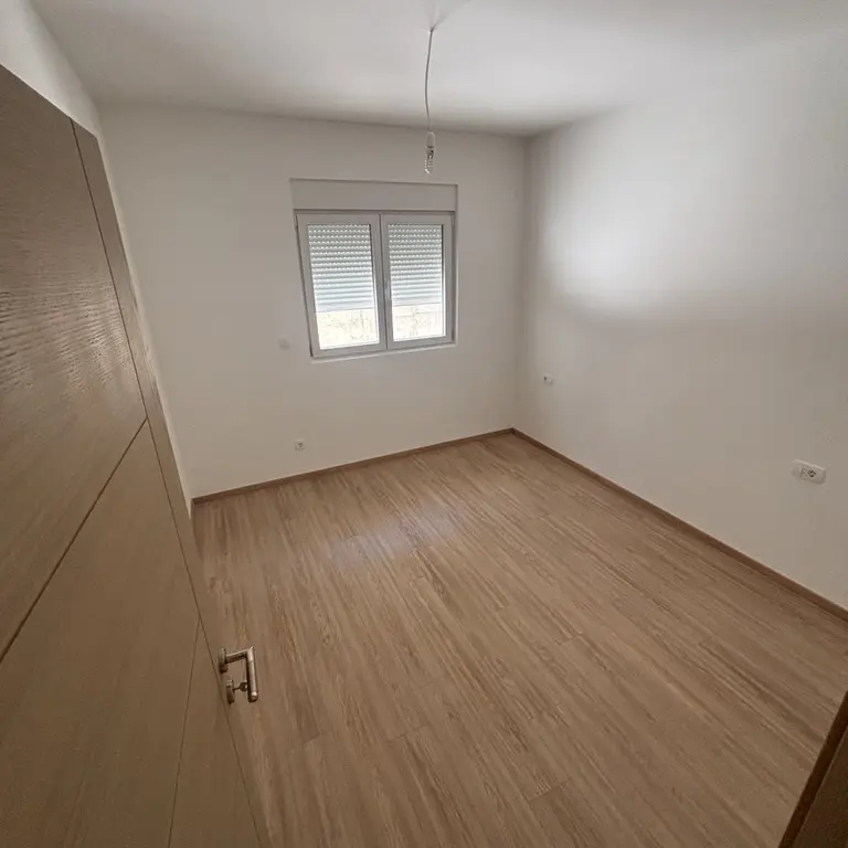 Spavaca soba posmatrano sa ulaznih vrata